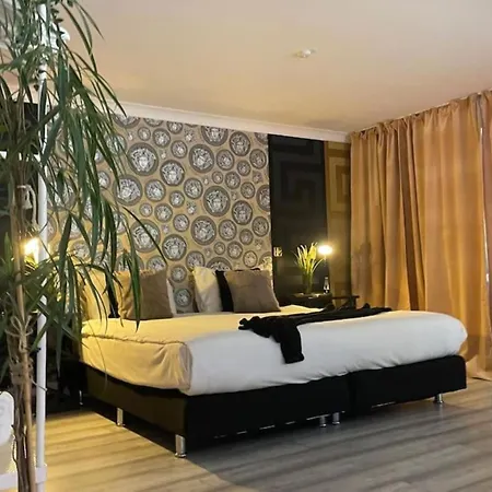The Exclusive Jacuzzi Apartment *